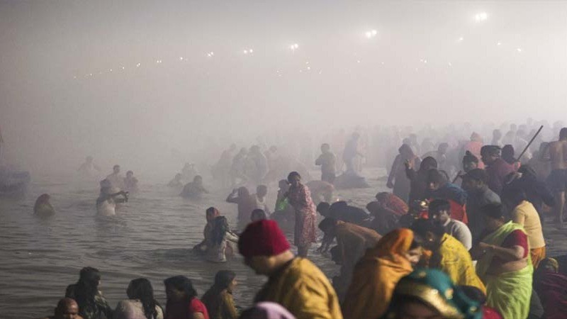 मकर संक्रांति पर संगम में उमड़ा आस्था का सैलाब, 80 लाख श्रद्धालुओं ने लगाई डुबकी
