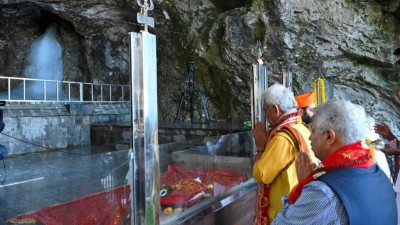 उपराज्यपाल सिन्हा ने पवित्र गुफा में प्रथम पूजा के साथ श्री अमरनाथ यात्रा का किया शुभारंभ
