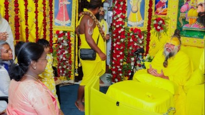 राष्ट्रपति द्रौपदी मुर्मू ने वृंदावन में प्रेमानंद जी महाराज से की मुलाकात