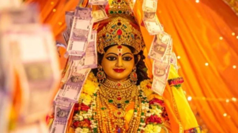 रतलाम के इस मंदिर में प्रसाद के तौर पर भक्तों को दिया जाता है पैसा और आभूषण