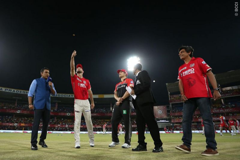 IPL 10 : आईपीएल के आठवें मैच में RCB ने टॉस जीत कर ली पहले बल्लेबाजी