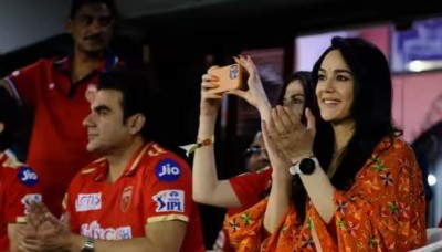 Preity Zinta arrives to watch IPL wearing a red suit, fans are heartbroken over the desi look