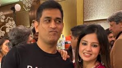 Sakshi seen teasing Dhoni to draw his attention towards her