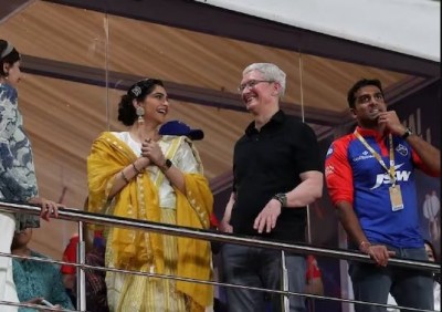 VIDEO! IPL मैच देखने पहुंचे Apple के CEO टिम कुक, सोनम कपूर के साथ आए नजर
