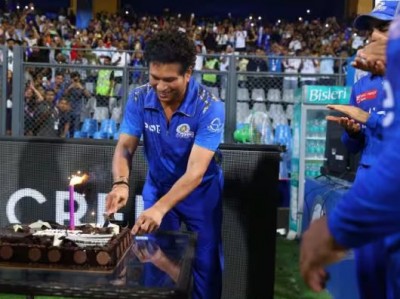 जन्मदिन से पहले सचिन तेंदुलकर के काट किया केक, IPL मैच के बीच मन जश्न