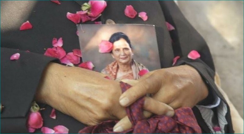 अंतिम यात्रा के दौरान मिल्खा सिंह ने हाथों में थामी थी पत्नी की फोटो, देख हर व्यक्ति हुआ इमोशनल