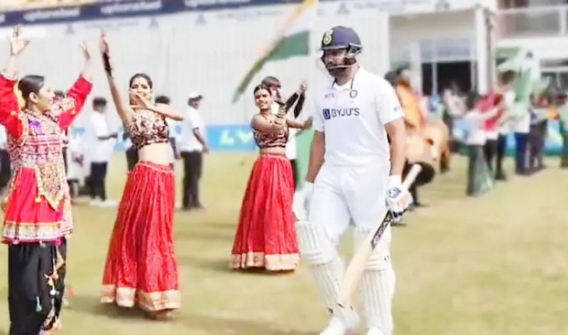 Team India made a dead entry in a desi style on the british soil, dhol-nagade at a lot of time, video