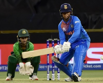Team India's 16-year-old female cricketer gives one lakh rupees to fight Corona