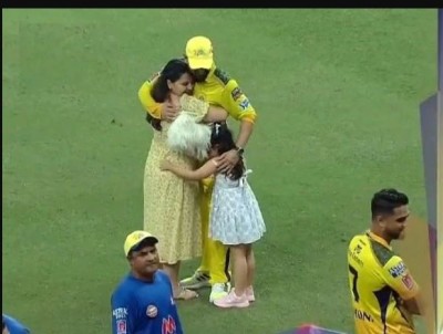 IPL 2021: जीतते ही धोनी ने लगा लिया साक्षी-जीवा को गले, रैना के परिवार संग खिंचवाई फोटो