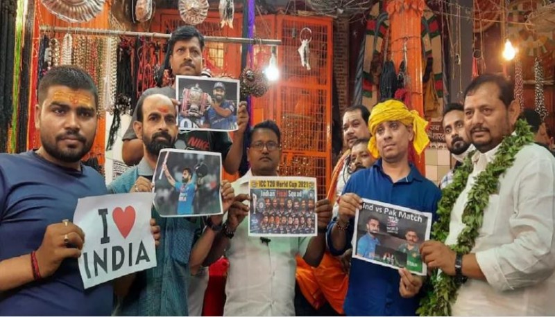 भारत-पाकिस्तान मैच से पहले कालभैरव मंदिर में लोगों ने चढ़ाई मदिरा