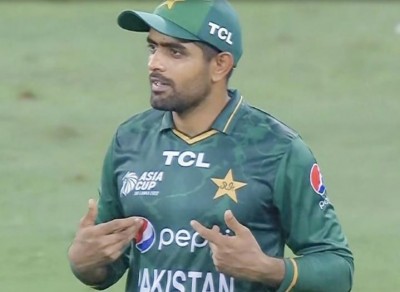 VIDEO: Babar gets angry when Rizwan takes DRS, said- 'Me Hu Captain'