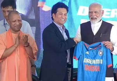 तेंदुलकर ने पीएम मोदी को गिफ्ट की टीम इंडिया की जर्सी, काशी में रखी गई इंटरनेशनल क्रिकेट स्टेडियम की आधारशीला