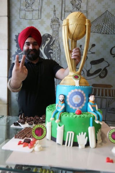 Fans cheer Team India with Indian Cricket Team themed Cake!