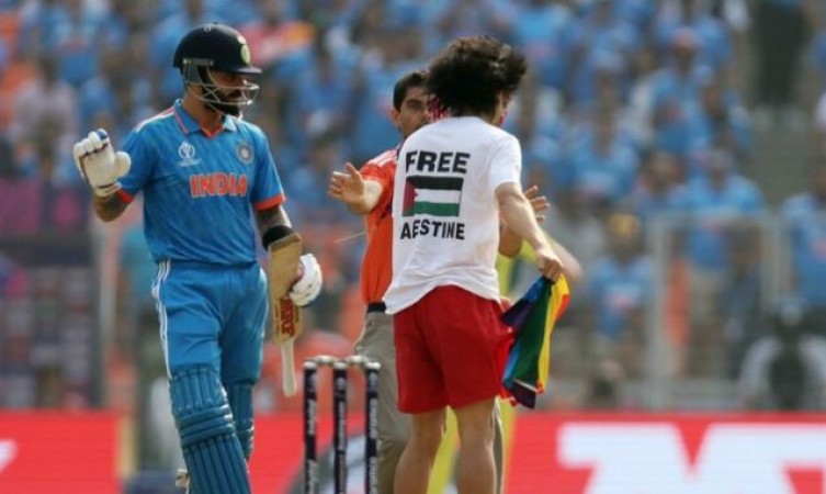 Pitch Invasion at ICC World Cup Finals: Man Advocating 'Free Palestine' Halts India vs Australia Match