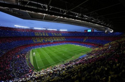 बार्सीलोना के घरेलू स्टेडियम में महिला मैच के दौरान भारी मात्रा में जमा हुआ दर्शक