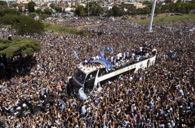 अर्जेंटीना की जीत का जश्न मनाने के लिए सड़कों पर जमा हुई लाखों की भीड़