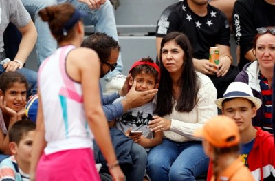 At the French Open, Irina Camelia Begu threw the racket in anger, the child felt it and then...