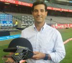 क्रिकेट के मैदान पर हेलमेट पहन कर की अंपायरिंग