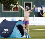 क्रिकेट मैच के दौरान युवक ने उतारे कपडे, करने लगा डांस