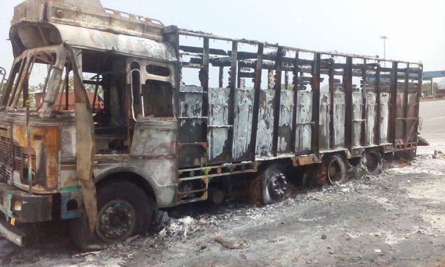 ट्रकों के भीषण हादसे में 4 लोगों की मौत