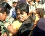 पुलिस के सामने भीड़ ने तृप्ति देसाई के साथ की मारपीट, बुरी तरह घायल