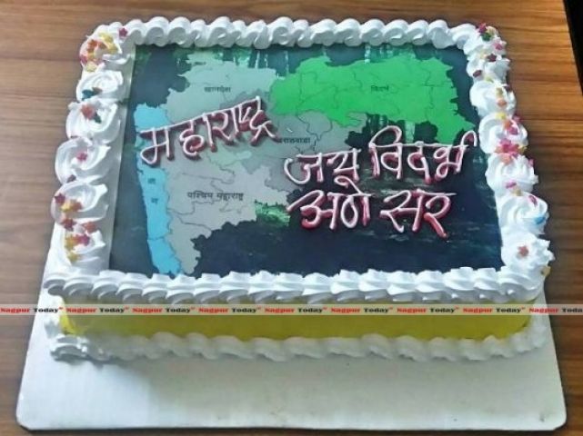 महाराष्ट्र के नक्शे वाली केक को काटकर फिर विवादों में आए एडवोकेट अणे