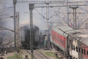 दो राजधानी रेलगाड़ियों में लगी भीषण आग