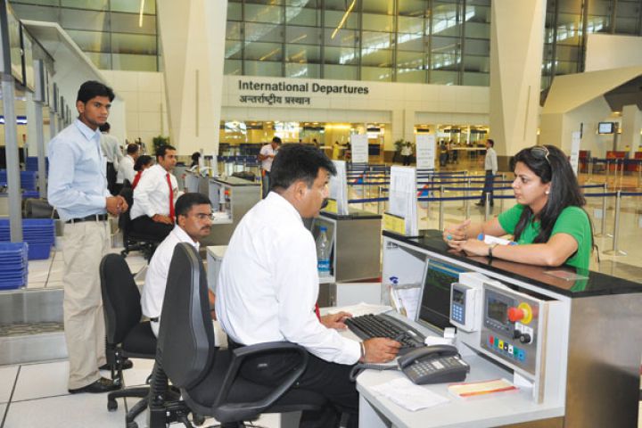 भूकंप पीड़ितों को दिल्ली एयरपोर्ट पर मिल रहा रेल टिकट