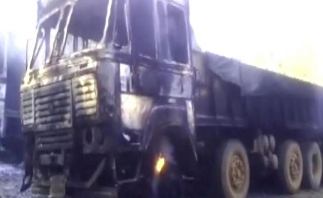 माओवादियों का उत्पात, ट्रकों को किया आग के हवाले