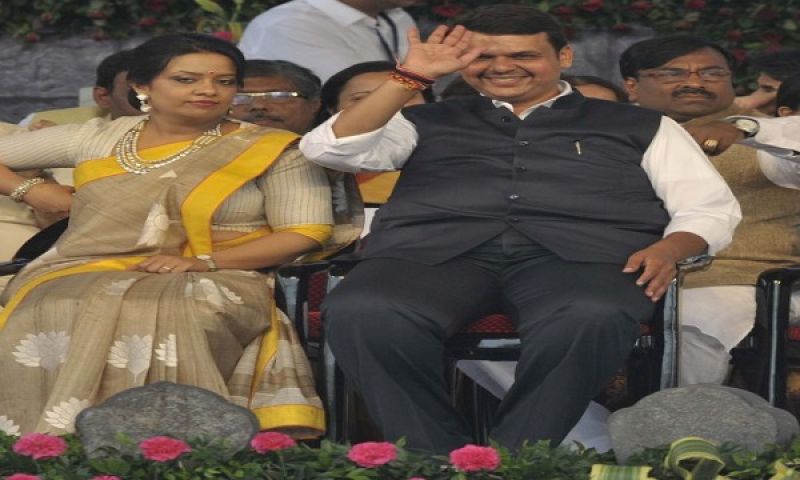 मुंबई कें मुख्यमंत्री देवेन्द्र फडनवीस कि पत्नी अंधविश्वास कों लेकर विवादों में