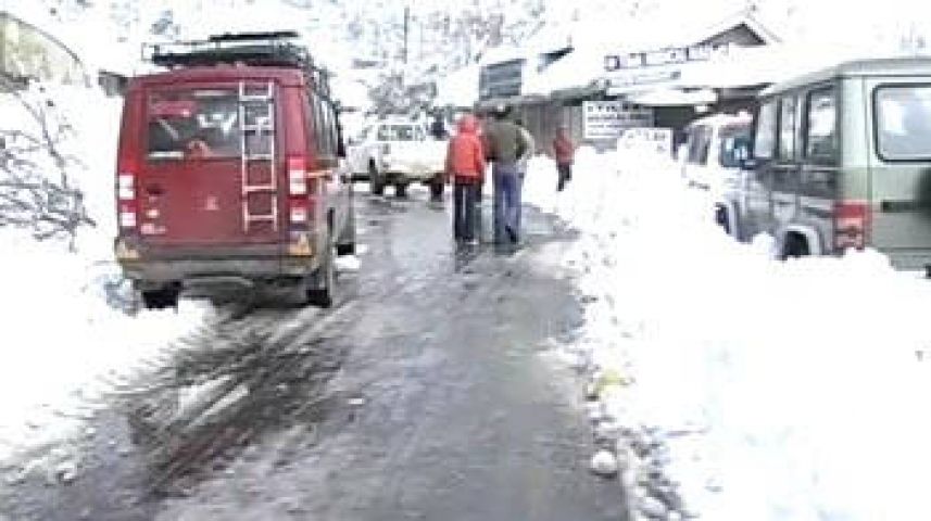 कश्मीर में बर्फबारी, नेशनल हाईवे जाम
