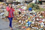 कूड़े की राजधानी बना दिल्ली, सफाईकर्मियों की हड़ताल जारी