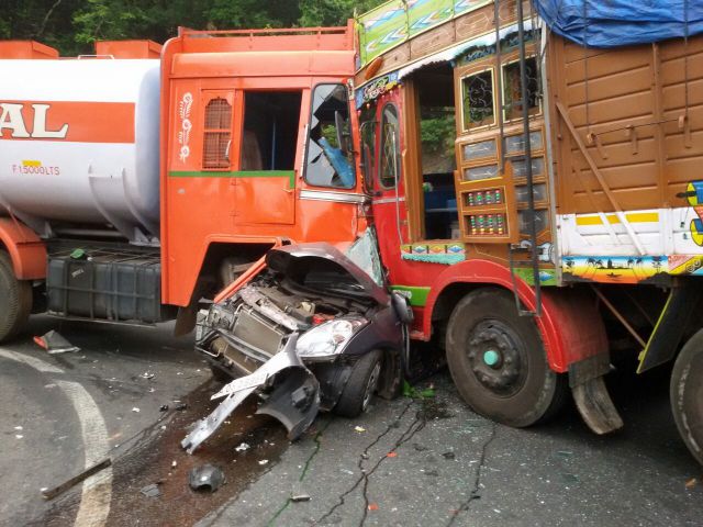 भेरूघाट पर टैंकर और ट्रक के बीच में आई कार, 4 की मौत