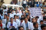 डॉक्टरों की हड़ताल पर दिल्ली सरकार ने एस्मा लागू किया