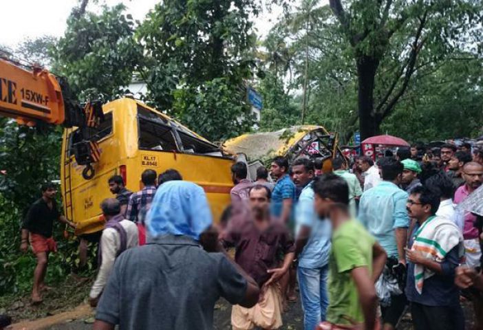 स्कूली बस पर पेड़ गिरने से 5 बच्चो की मौत, 10 घायल
