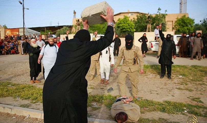 ISIS आतंकियों की दरंदगी, सरेआम पत्थर से कुचला युवकों का सिर