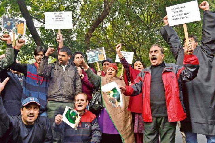 कश्मीर में वापस बसाने को लेकर कश्मीरी पंडितों ने किया प्रदर्शन