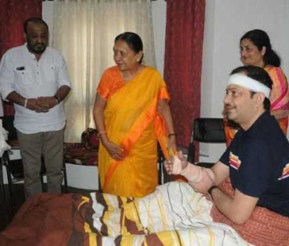 भय्यू महाराज से मिलने इंदौर पहुंची आनंदीबेन