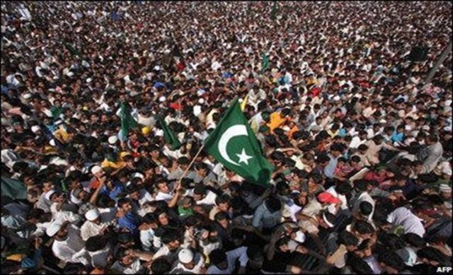 कश्मीर में लहराए पाकिस्तानी झंडे, निशाने पर मोदी सरकार