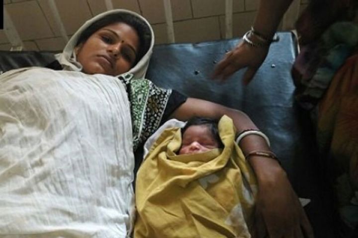 पीसीआर वैन में गर्भवती महिला ने दिया बच्चे को जन्म