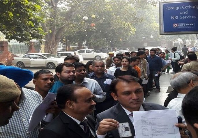 500-1000 के नोट बदलने शुरू, देशभर के बैंकों के बाहर लगी भारी भीड़