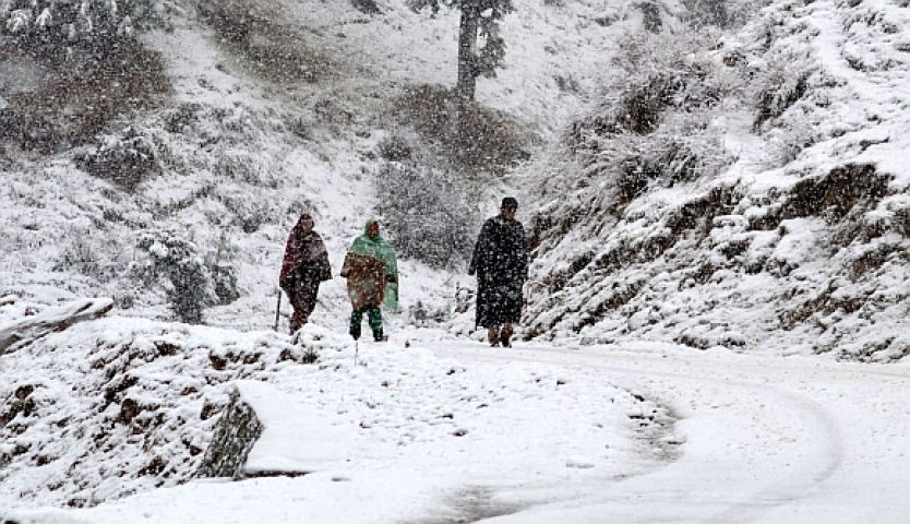 बर्फ से घिरी कश्मीर की वादियां