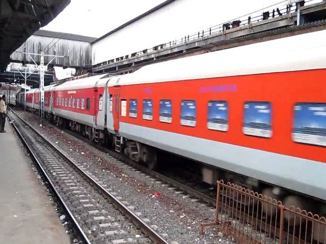 रूसी लड़कियों ने ट्रेन में भारतीय युवकों से खुलेआम की ऐसी हरकत