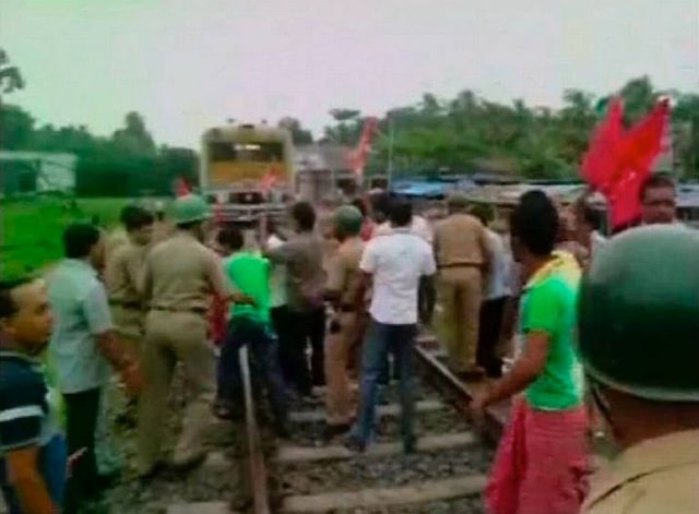 हड़ताल के चलते यातायात व्यवस्था चौपट, बिहार-बंगाल में रोकी गईं ट्रेनें, कई जगह हिंसा