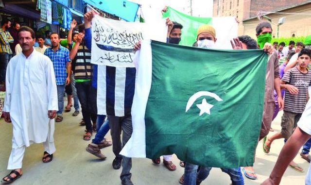 कश्मीर में फिर फहराए पाकिस्तान के झंडे