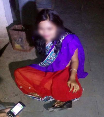 नशे में धुत महिला ने मार्केट में किया हंगामा