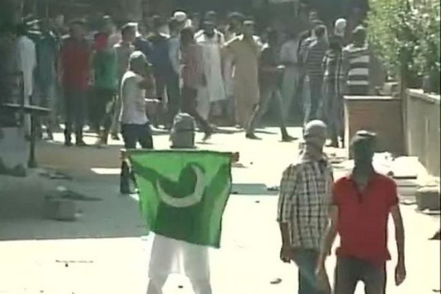 श्रीनगर: प्रदर्शन में लहराए गए पाकिस्तानी झंडे