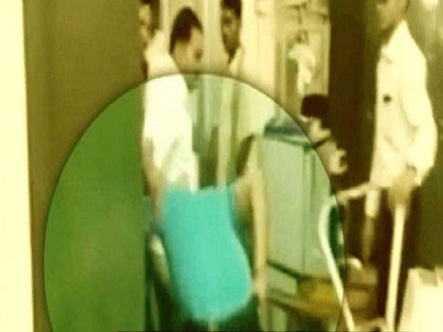 यूपी के अस्पताल में खुलेआम दबंगई, डॉक्टर को बेरहमी से पीटा