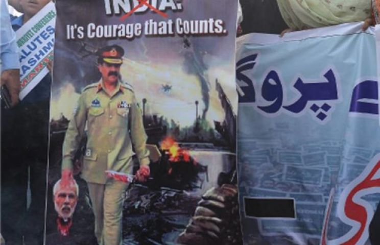 पाकिस्तानी आर्मी चीफ के हाथ में नरेंद्र मोदी का कटा हुआ सर