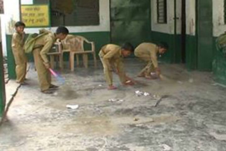 नितीश कुमार के सुशासन में पढाई की जगह बच्चे स्कूल में लगाते हैं झाड़ू-पोछा